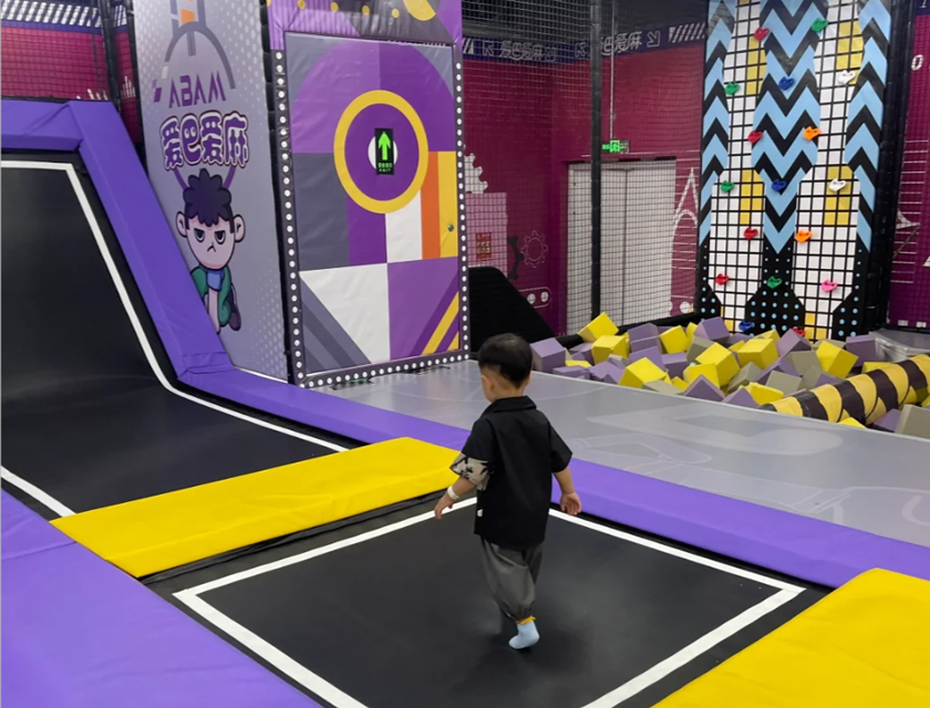 Equipo de diversión de trampolín grande