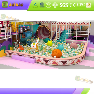 Gro&szlig;es B&auml;llebad mit Softplay-Strukturen