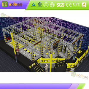 Kommerzieller Ninja-Parcours mit modularem Fachwerk-Hindernis-Layout