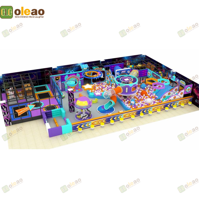 Aangepaste binnenspeeltuinen met glijbanen, klim- en avonturenzones