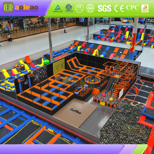 Luftaufnahme des orangefarbenen Indoor-Abenteuerspielplatzes mit Rutschen und B&auml;llebad
