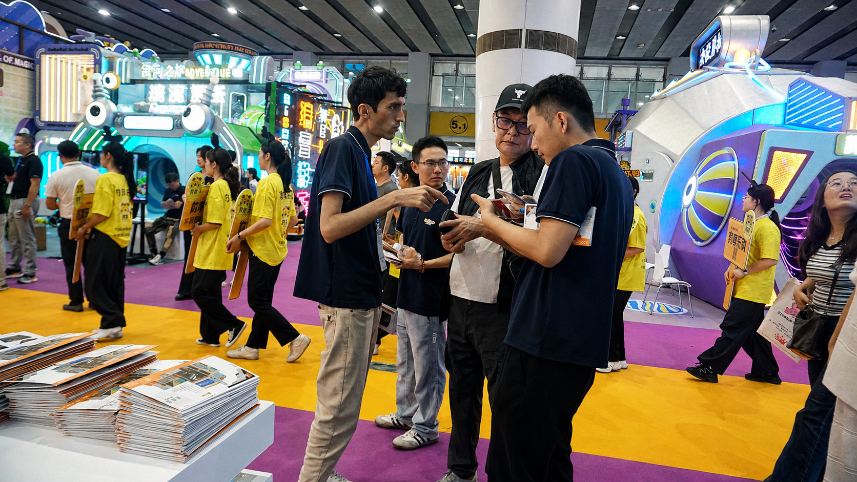 Aoleao communicating with buyers at the exhibition